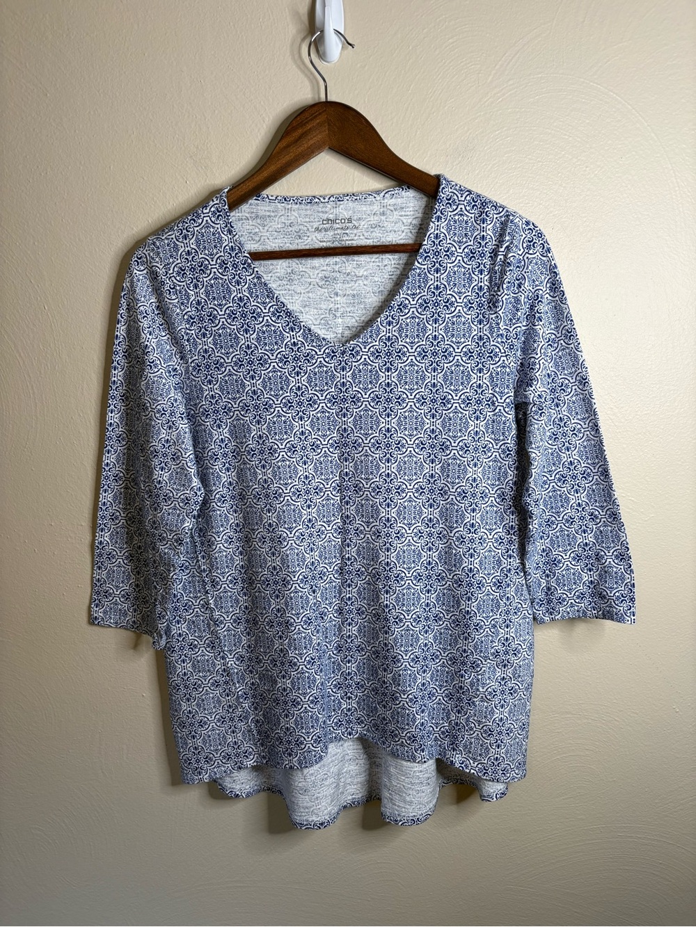 Chico's Ultimate Tee 1 Blue White Print V Neck Top 3/4 Sleeve Cotton Modal M